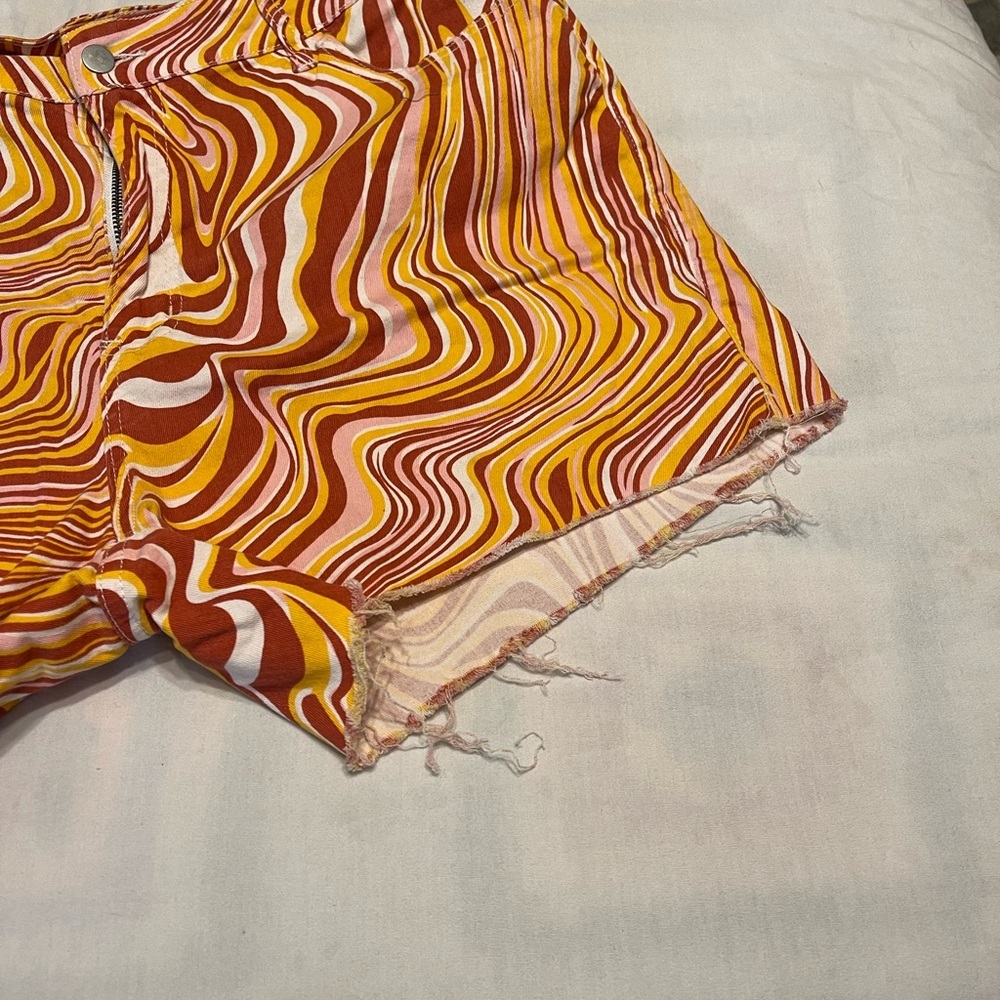 Colorful abstract print shorts - Picture 3 of 4